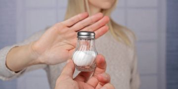 ¿Cómo reacciona tu cuerpo al reducir el consumo de sal a la mitad?