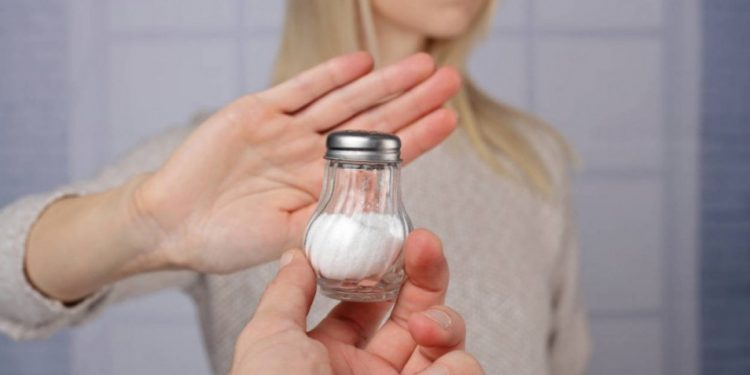¿Cómo reacciona tu cuerpo al reducir el consumo de sal a la mitad?