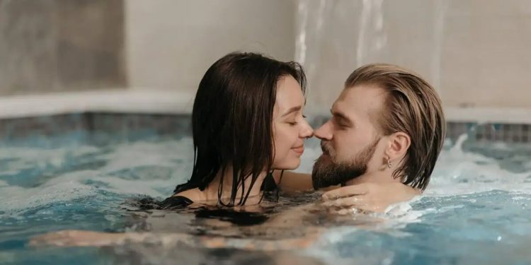Las mejores posiciones para el sexo bajo el agua y cómo hacerlo de forma segura
