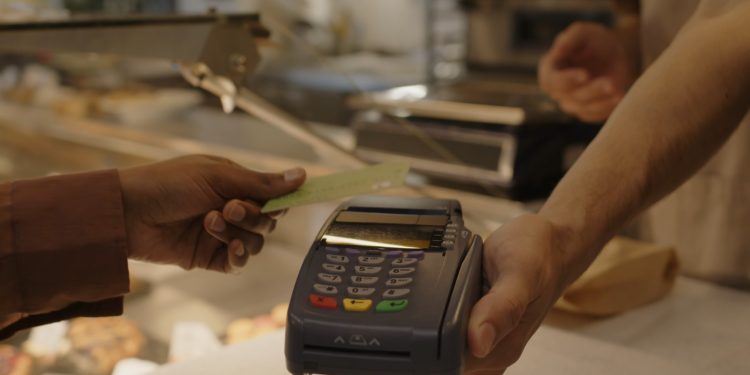 El 88% del consumo con tarjetas bancarias se enfoca en servicios, supermercados y tiendas minoristas, según la ABA