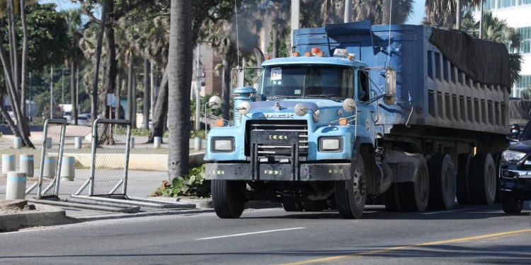 Prohibición de vehículos pesados en el Malecón de Santo Domingo