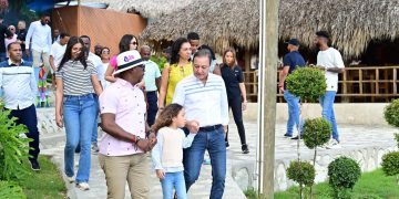 Abel Martínez fortalece lazos con dirigentes y simpatizantes en Yaguate