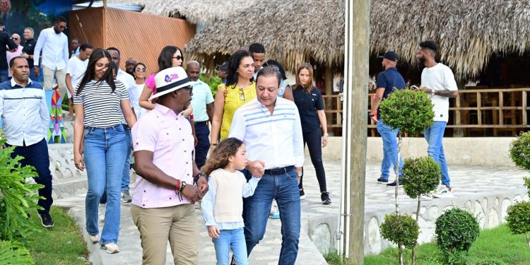 Abel Martínez fortalece lazos con dirigentes y simpatizantes en Yaguate