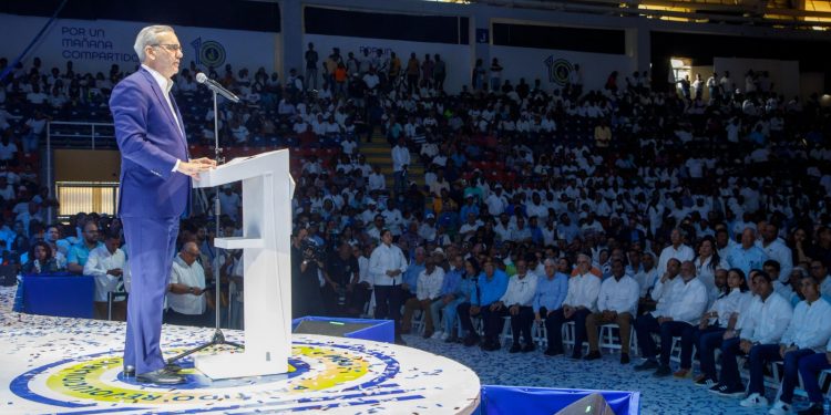Abinader destaca el rol del PRM en la transformación y renovación política del país