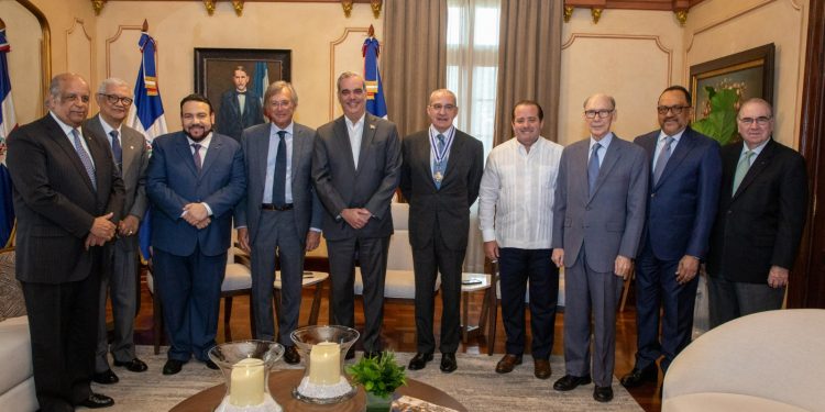 Presidente Abinader distingue a historiador Feliciano Barrios con la Orden al Mérito de Duarte, Sánchez y Mella