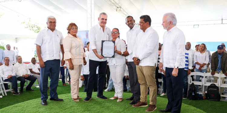 Presidente Abinader entrega más de mil títulos de propiedad en Los Alcarrizos