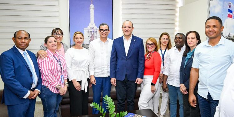 Alcalde Ulises Rodríguez resalta la importancia de las ferias de empleo para el desarrollo económico de Santiago