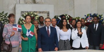 Alianza País rinde homenaje a los Padres de la Patria con ofrenda floral en el Altar de la Patria
