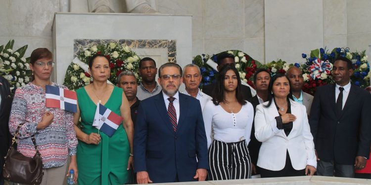 Alianza País rinde homenaje a los Padres de la Patria con ofrenda floral en el Altar de la Patria