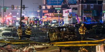 Tragedia aérea en Filadelfia: Avión médico se estrella cerca de un centro comercial