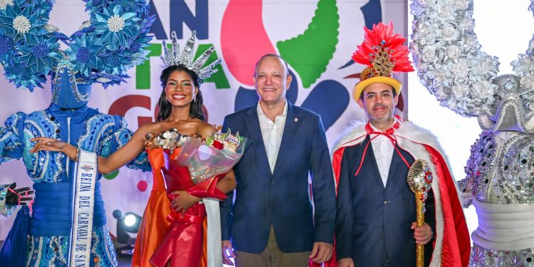 Carlos Iglesias, nuevo Rey Momo, promete revolucionar el Carnaval de Santiago 2025