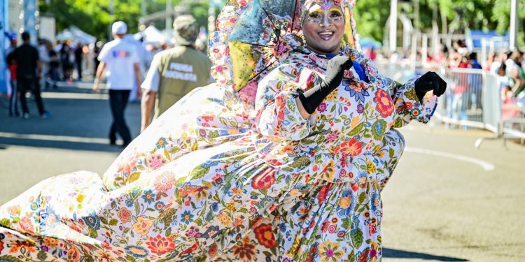 Carnaval de Santiago celebra su segundo domingo con récord de asistencia familiar