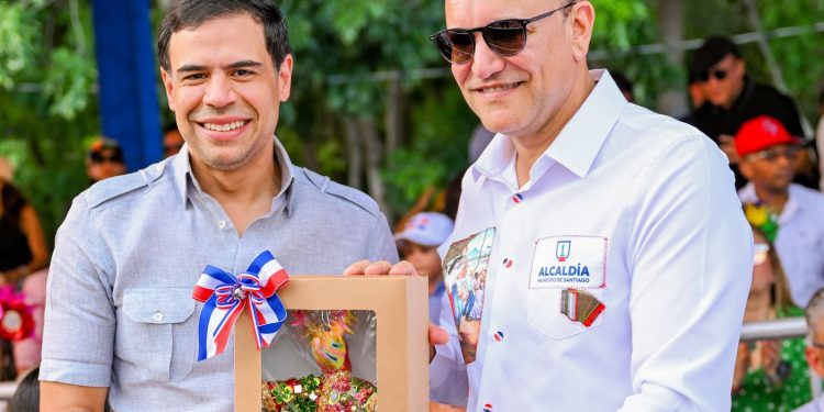 Ministro de Cultura elogia el orden y seguridad en el Carnaval de Santiago