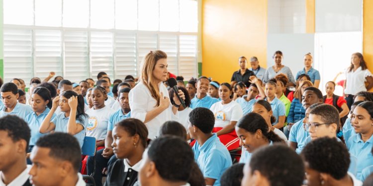 Carolina Mejía promueve la conciencia sobre reciclaje en encuentro con estudiantes