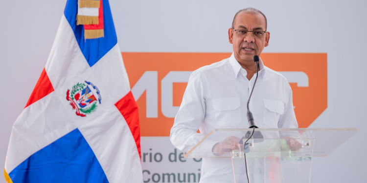 Deligne Ascención Burgos agradece al presidente por permitirle servir al país desde el MOPC