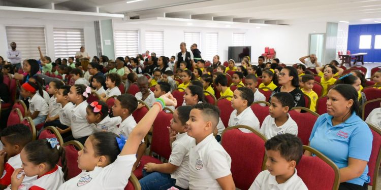 Celebración del Día Nacional del Estudiante en Santiago con teatro de títeres