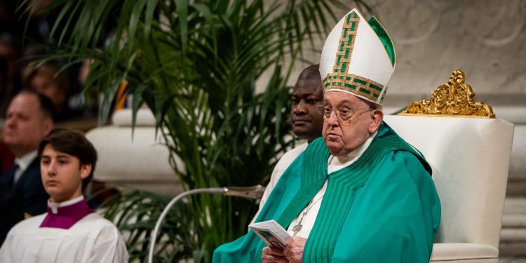 Papa Francisco enfrenta grave crisis respiratoria y recibe transfusión de sangre