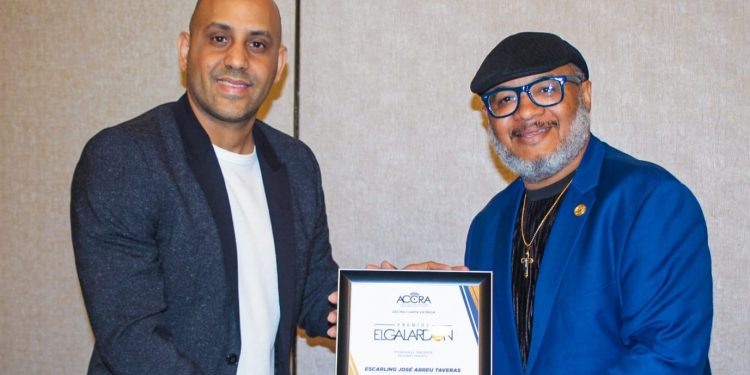 Escarling Abreu celebra quince años de influencia musical con reconocimiento en Premios El Galardón