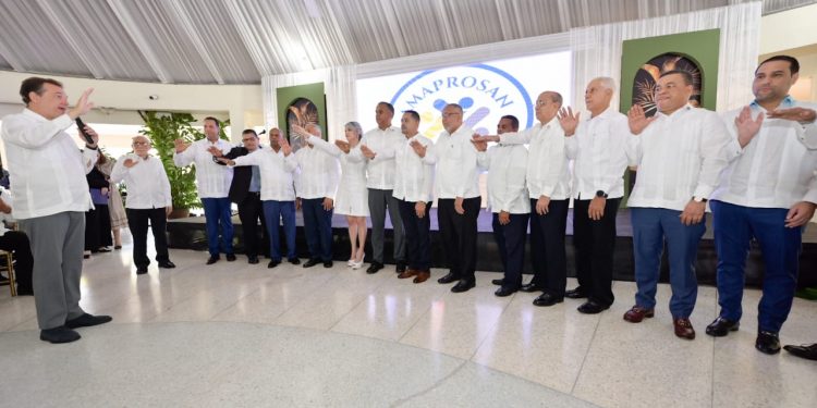 Hilsa López Olivares juramentada como presidenta de Amaprosan, primera mujer en el cargo