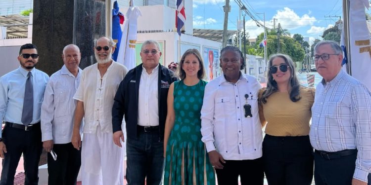 Inauguran exposición itinerante sobre el Monumento a los Héroes de la Restauración en Moca