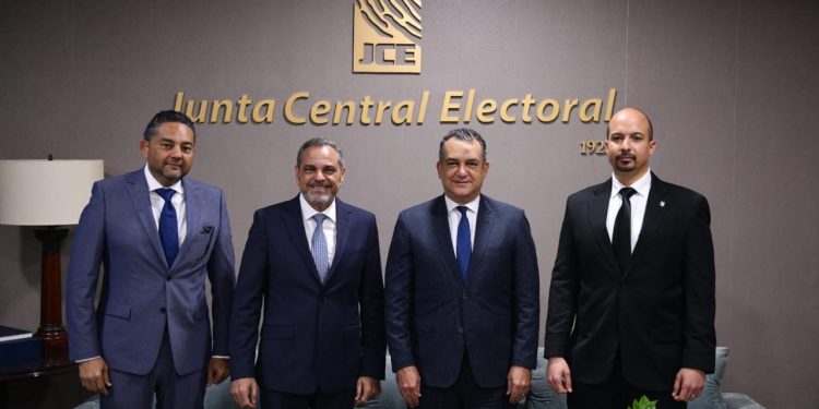 Comisionado Nacional de Béisbol y presidente de la JCE establecen acuerdo para la identificación de peloteros