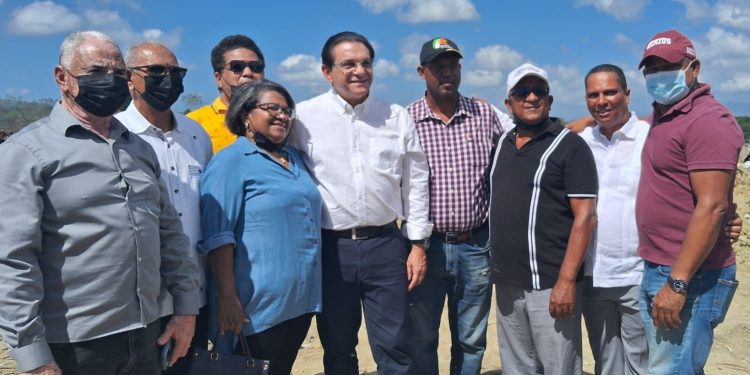 Líderes de Hato del Yaque y La Canela piden solución urgente al problema del vertedero compartido