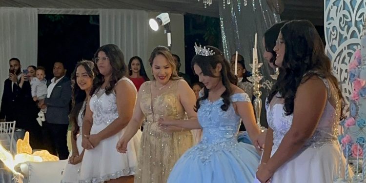 Melany Marmolejos Pérez celebra sus quince años en un evento lleno de magia y emoción
