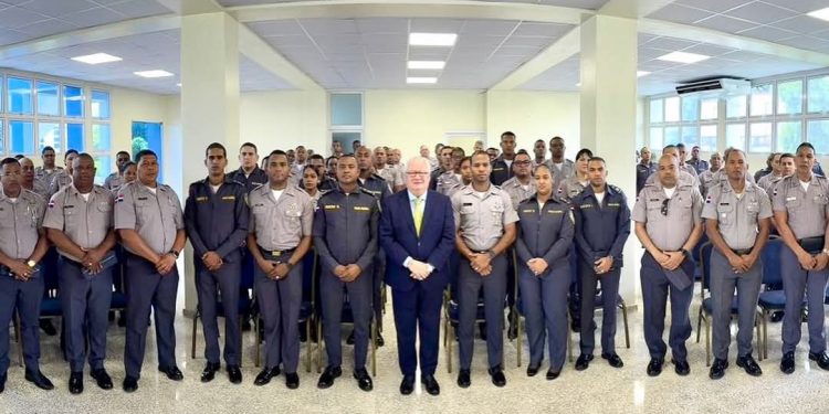 Policías dominicanos recibirán becas para maestrías en Análisis Criminal en la UDIMA