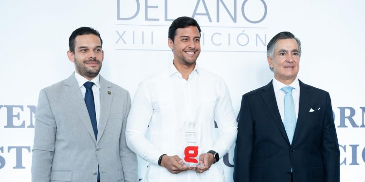 Raymond Rodríguez recibe el título de «Joven del Año» por su contribución social y empresarial