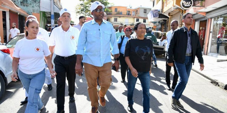 Robert Polanco recorre sector Capotillo; supervisa trabajos realiza Propeep en el populoso sector capitalino