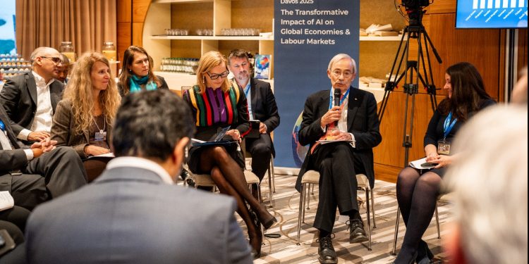 Davos resalta avances de RD en capacitación tecnológica para el mercado laboral