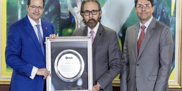 BHD reconoce a Edmundo Aja por su liderazgo en el sector turístico