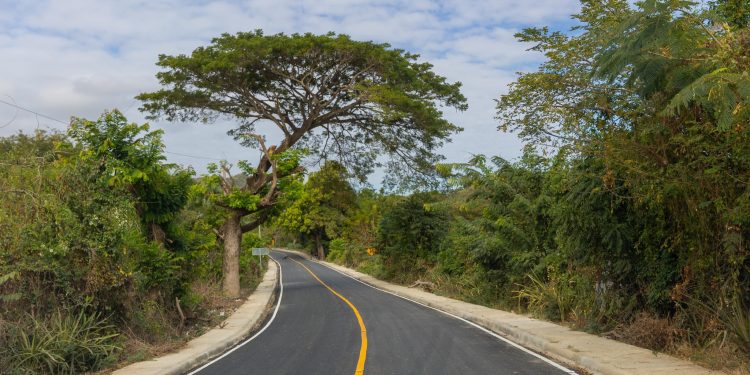Presidente Abinader inaugura la carretera Comendador-Guaroa-Macasías y supervisa la construcción del mercado binacional en Elías Piña