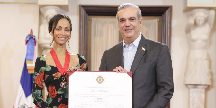 Presidente Abinader condecora a Zoe Saldaña con la Orden Heráldica de Cristóbal Colón