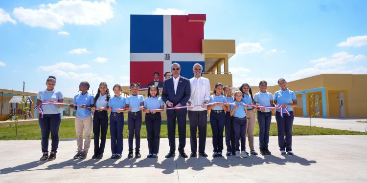 Presidente Abinader lidera graduación del programa «Oportunidad 14-24» e inaugura nuevas infraestructuras educativas en Santiago