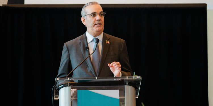 Presidente Abinader promueve a la República Dominicana como líder en la industria textil y calzado