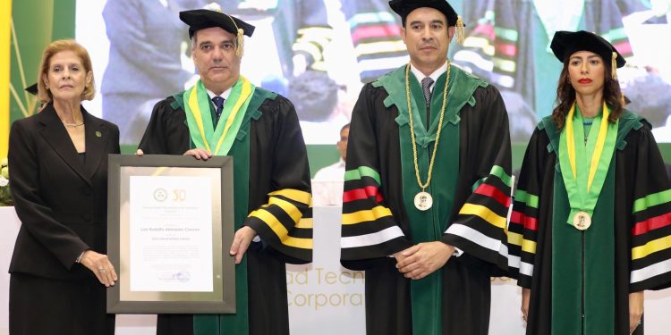 Presidente Abinader recibe Doctor Honoris Causa de UTESA en reconocimiento a su liderazgo