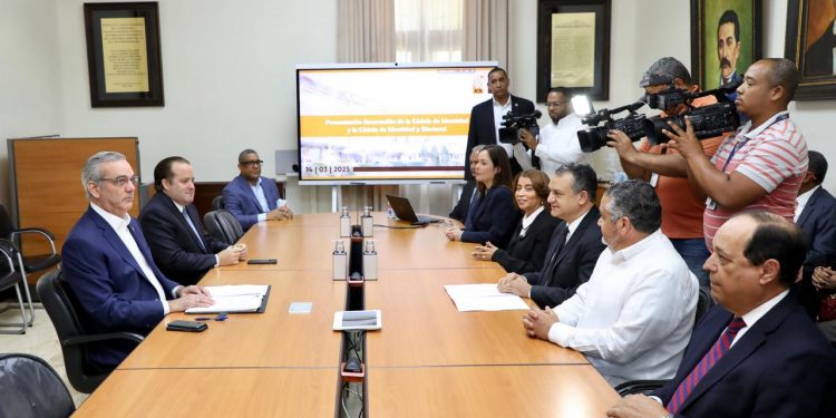 Presidente Abinader recibe propuesta de la JCE para el cambio de la Cédula de Identidad y Electoral