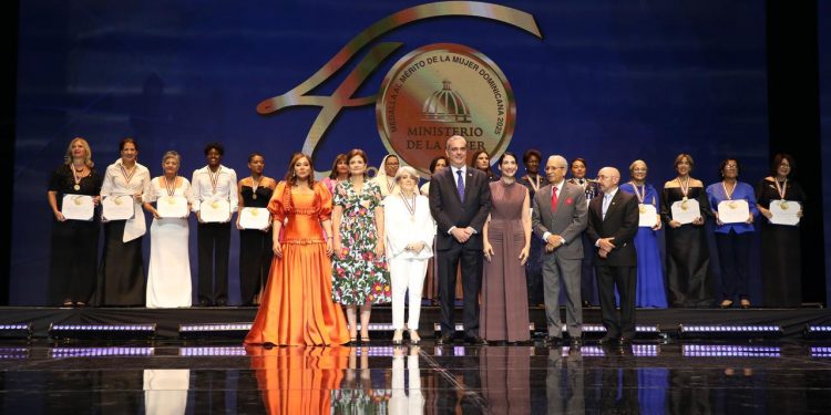 Presidente Abinader reconoce a 16 mujeres dominicanas con la Medalla al Mérito por su destacada trayectoria