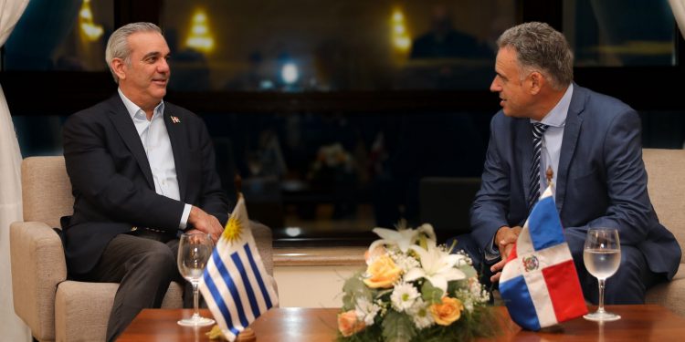 Presidente Abinader se reúne con Yamandú Orsi en Uruguay para fortalecer lazos bilaterales
