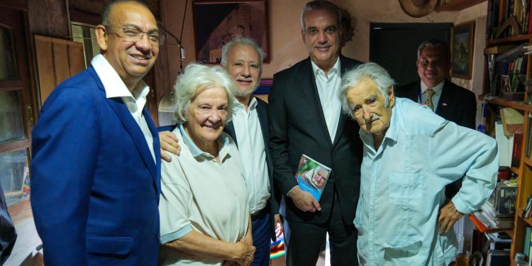 Presidente Abinader visita a Pepe Mujica al concluir su estadía en Uruguay
