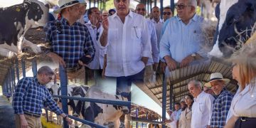 Presidente Abinader y Ministro de Agricultura visitan Centro Genético Ysura en Azúa