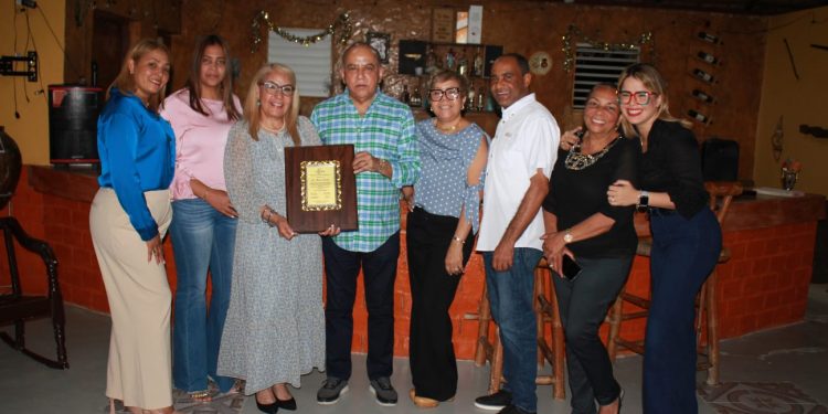 Activista dominicana en EE. UU. recibe reconocimiento del Grupo de los 100