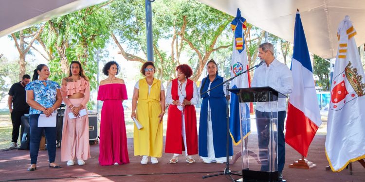 Alianza Francesa y Alcaldía de Santiago inauguran la exposición “Heroínas” en honor a la mujer