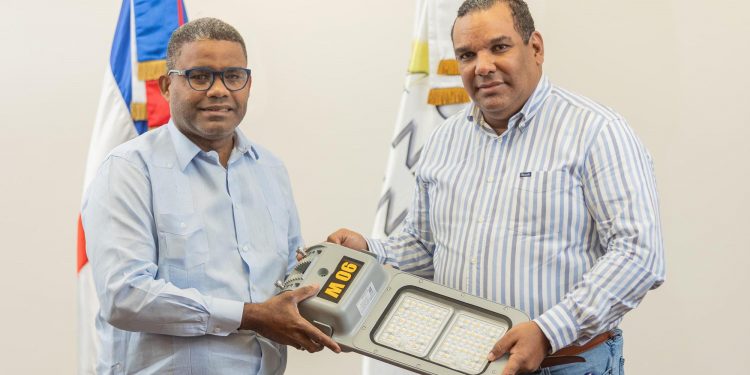 «El Gobierno Contigo»: CNE y Propeep llevan luz y seguridad a Sabana Perdida Norte