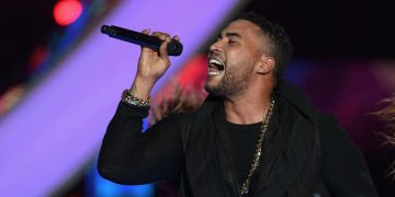 Don Omar detiene su concierto en Cancún y expulsa a una fanática por lanzar vasos