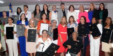 Comisión de Género de Santiago celebra el Día Internacional de la Mujer reconociendo a 22 líderes femeninas