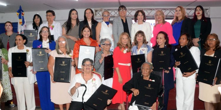 Comisión de Género de Santiago celebra el Día Internacional de la Mujer reconociendo a 22 líderes femeninas