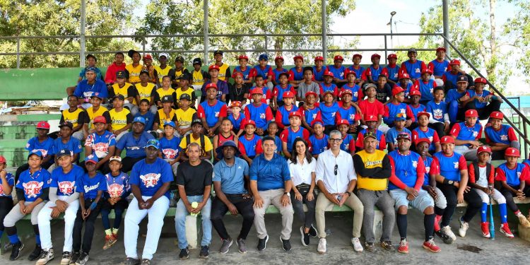 Comisionado Nacional de Béisbol impulsa educación y valores en jóvenes atletas con el programa «Juega Limpio»