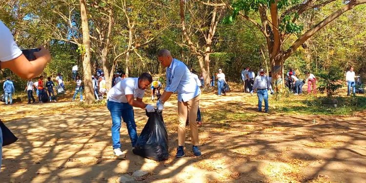 Coraasan realiza jornada de limpieza en el río Yaque del Norte en conmemoración del Día Mundial del Agua y de los Bosques